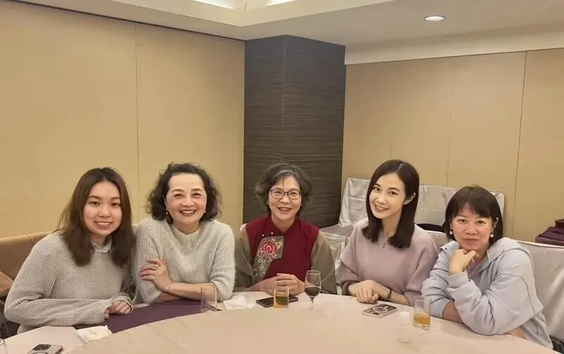楊寶楨日前和蔡壁如聚餐開心留下合照。(圖/取自大媽老司機臉書粉專)