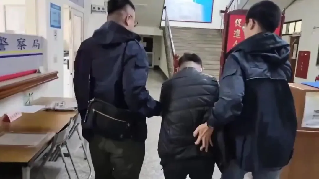 卓嫌狼狽落網，被警方逮捕歸案。（圖／中天新聞）
