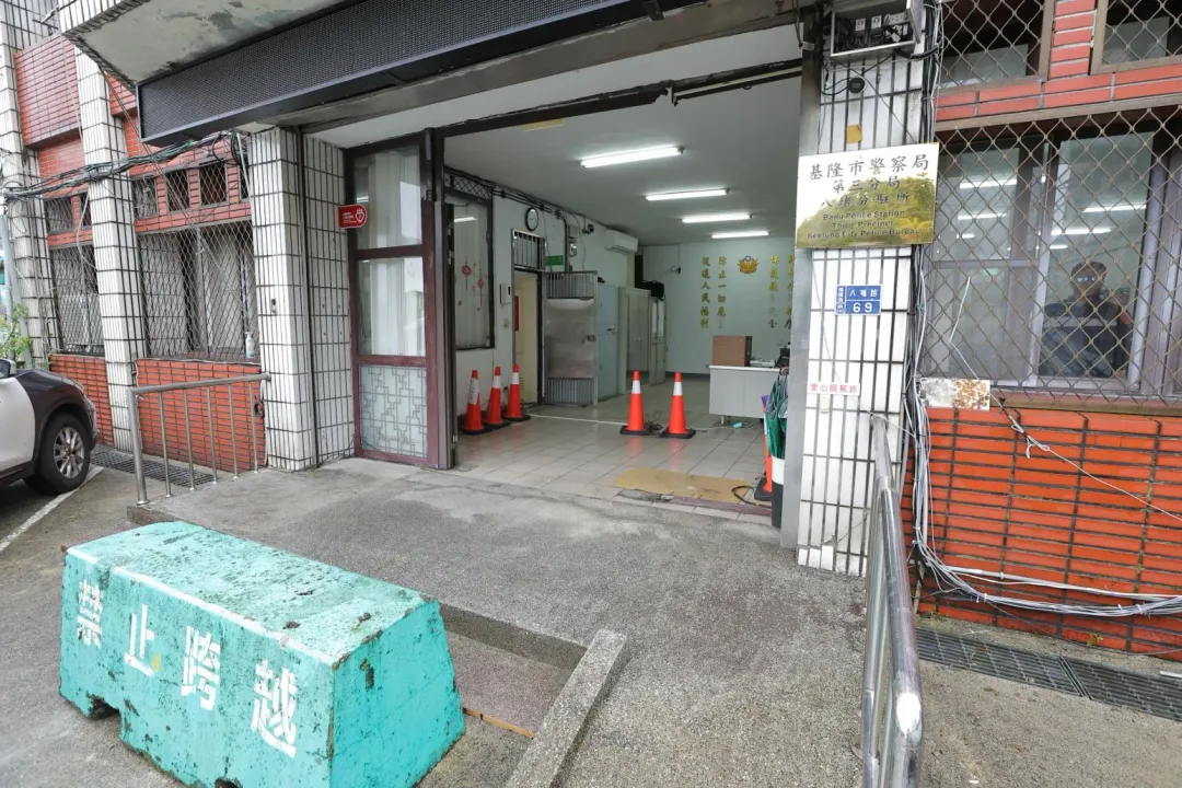 為防止衝撞警局憾事再發生，八堵分駐所門前加置2噸重水泥墩（圖／基隆市政府提供）