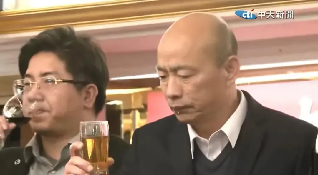 立法院長韓國瑜1日出席工商總會春酒時喝到熱茶+威士忌當場眉頭一皺。(資料照/中天新聞)