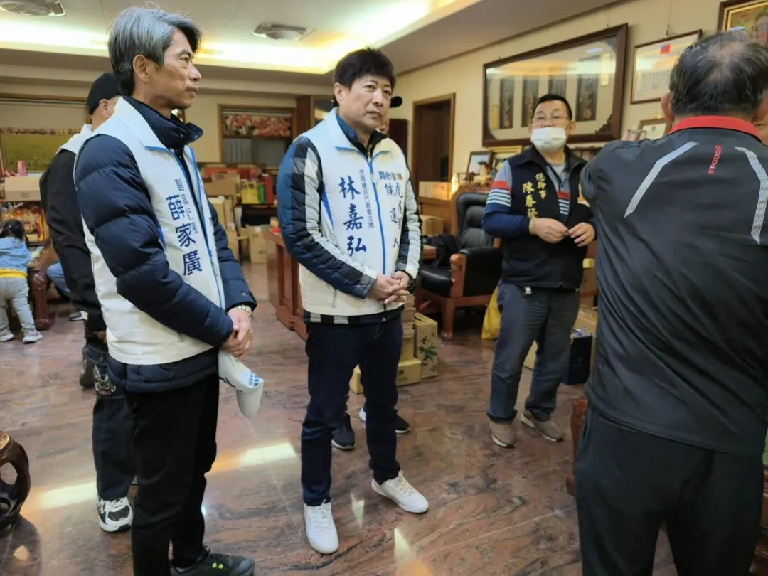 林嘉弘(中)登記參與虎尾鎮長補選。(圖/翻攝自林嘉弘臉書)