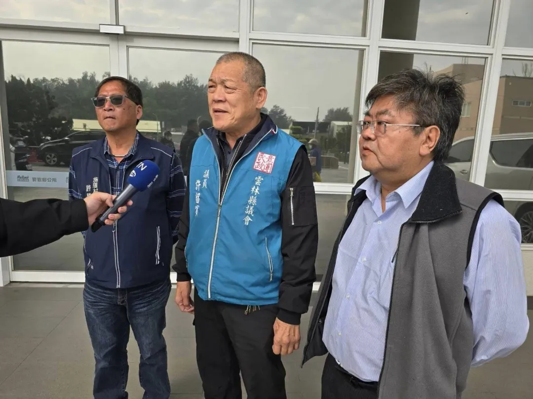 許留賓(中)登記參與麥寮鄉長補選。(圖/翻攝自許留賓臉書)