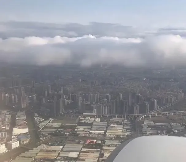 許多乘客抱怨「空中塞機」,導致航班在天空不斷盤旋。(圖/當事人授權提供)