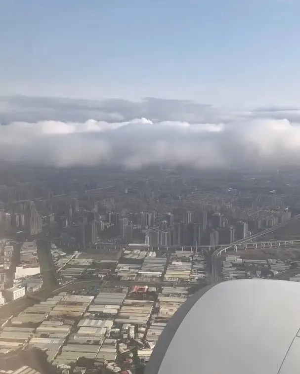 許多乘客抱怨「空中塞機」,導致航班在天空不斷盤旋。(圖/當事人授權提供)