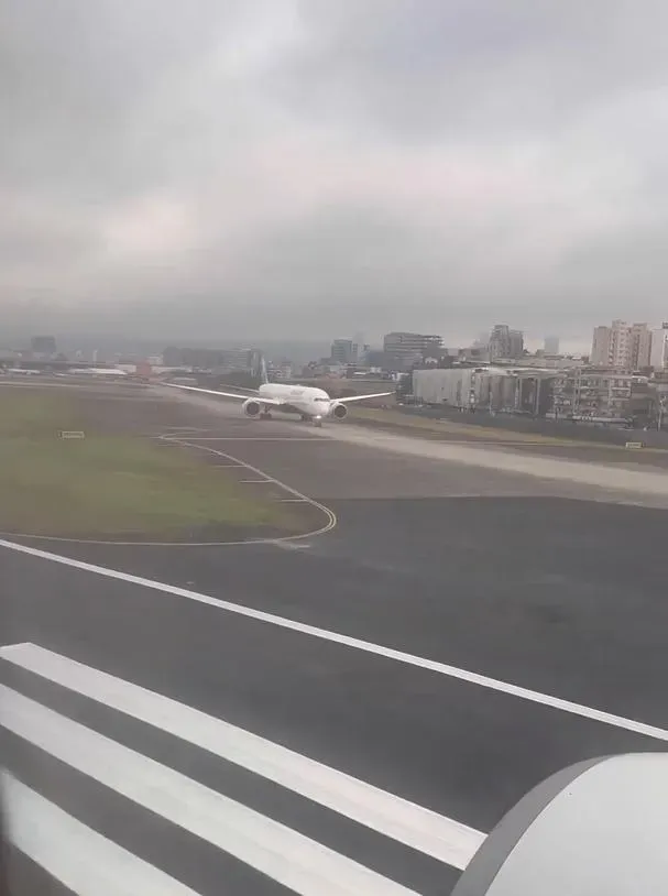乘客表示班機一度降落松山機場,竟是因為燃油耗盡。(圖/當事人授權提供)