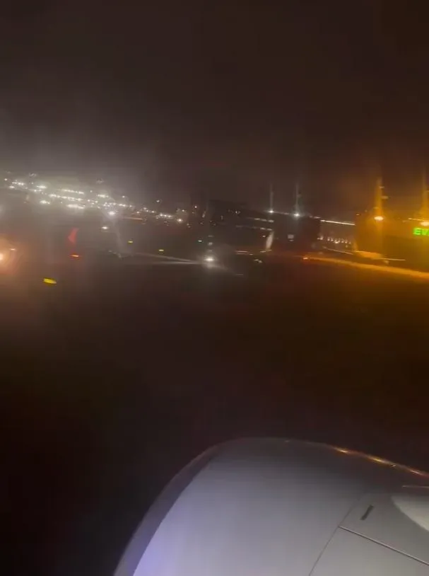 班機在空中盤旋許久,深夜才降落桃園機場。(圖/當事人授權提供)