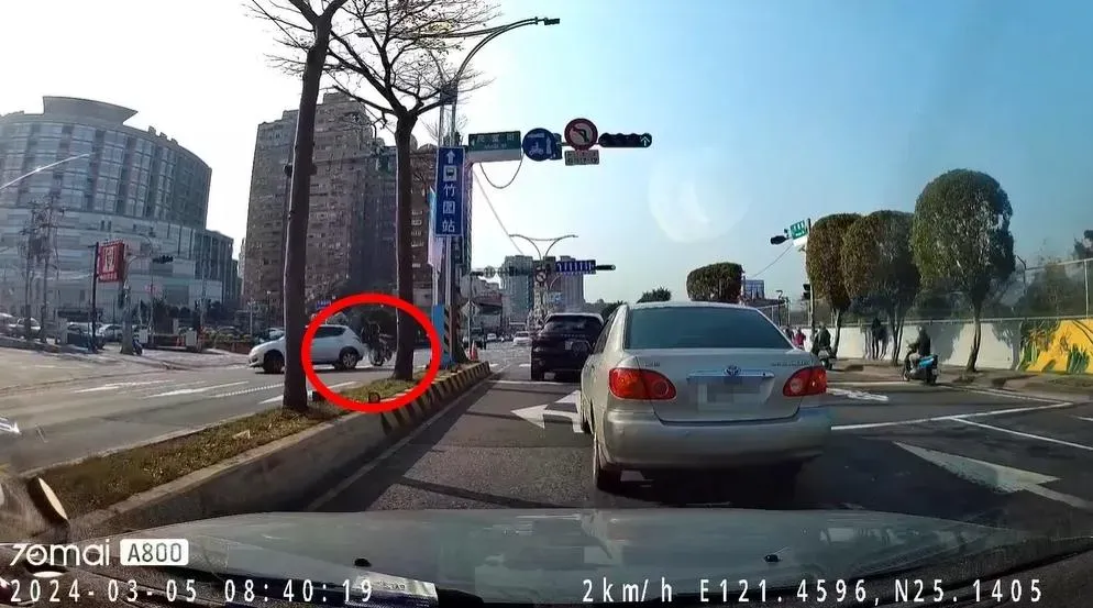小客車違規左轉撞倒騎士。(圖/翻攝自「爆料公社」)