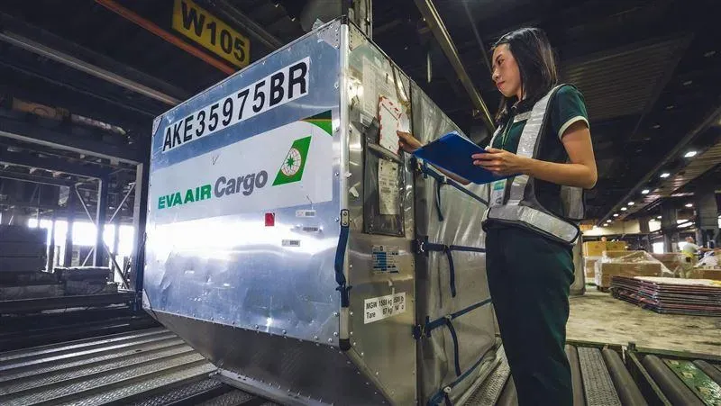 長榮航空徵19個不同職類地勤人員,大學畢業起薪43000元起。(圖/長榮航提供)