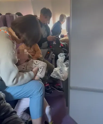 影片中可見女童和嬤嬤附近還坐著一位男性,似乎就是女童父親,但影片中並未看見男子出手幫忙。(圖/翻攝自Facebook@爆廢1公社)