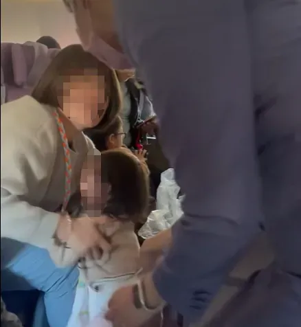 空服員到座位旁協助女童嬤嬤安撫孩子。(圖/翻攝自Facebook@爆廢1公社)