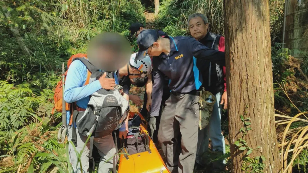 警消合力利用軟式擔架將老翁運下山送往醫院治療。（圖／中天新聞）