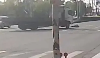老翁被大貨車撞飛躺在路中不省人事。（圖／翻攝畫面）