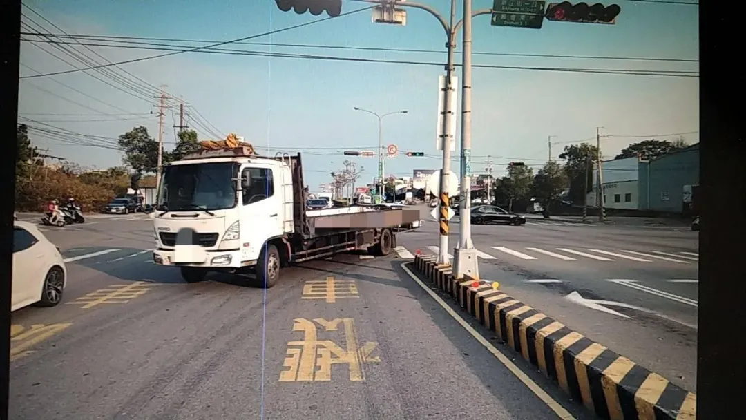 肇事大貨車停在路口，地上並沒有血跡。（圖／翻攝畫面）