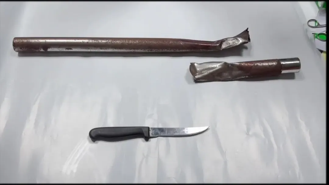 警方查扣張嫌犯案的小刀和鐵棍。（圖／翻攝畫面）