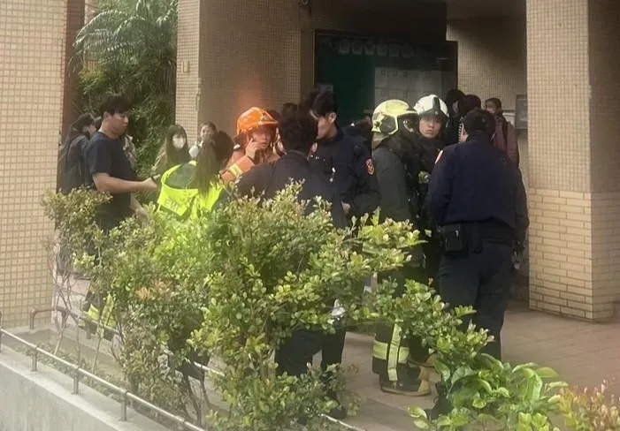 一名男子全身淋汽油到社會局表達不滿，警消到場處理糾紛。（圖／翻攝畫面）