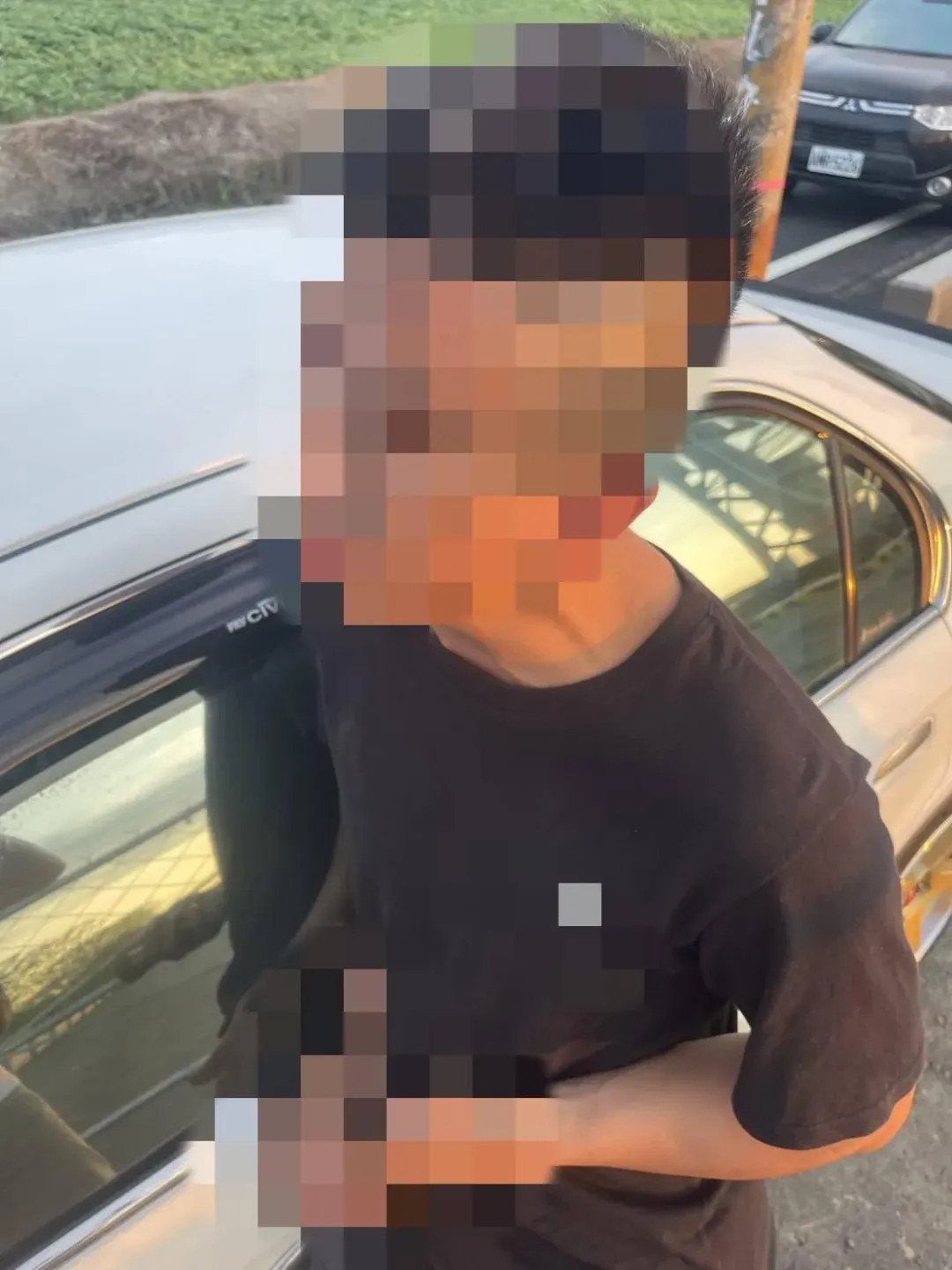 王嫌鍾姓友人涉槍毒案，也一併被逮捕。（圖／翻攝畫面）