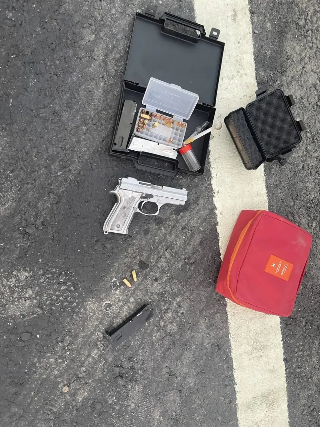 警方查扣的槍彈證物 。（圖／翻攝畫面）