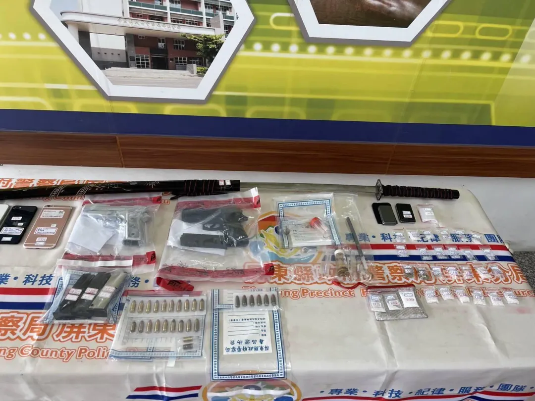 蔣方查扣的槍枝和毒品等證物。（圖／翻攝畫面）