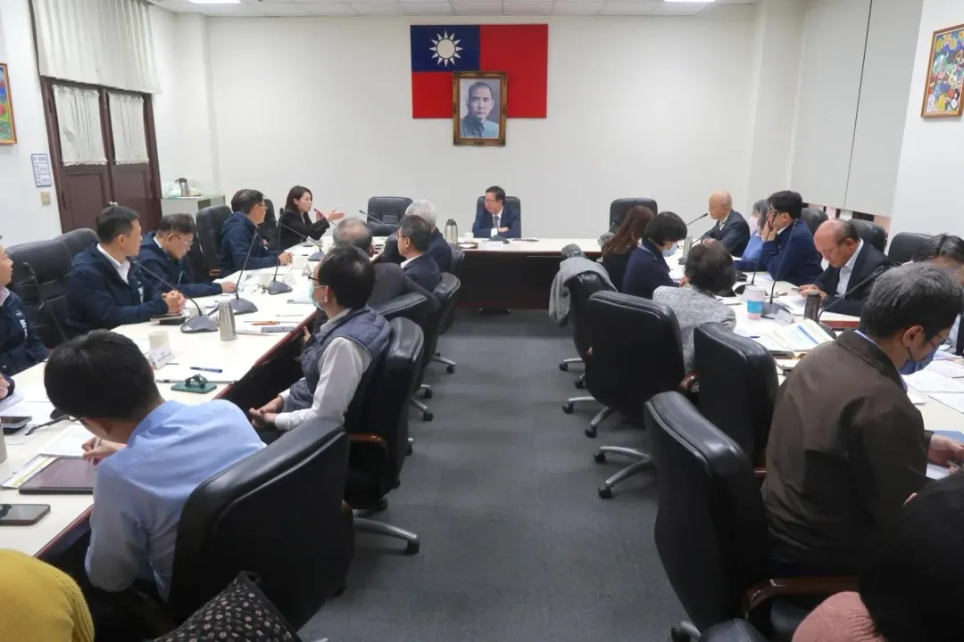新竹市長高虹安今率竹市府團隊拜會行政院副院長鄭文燦，雙方聚焦桃竹苗大矽谷計畫。(圖/中天新聞)