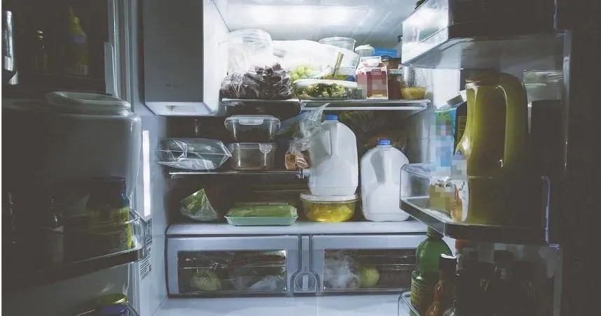 臺灣氣候溫暖潮濕,要特別注意食品保存條件,避免因保存不當導致微生物生長。(圖/pixabay)