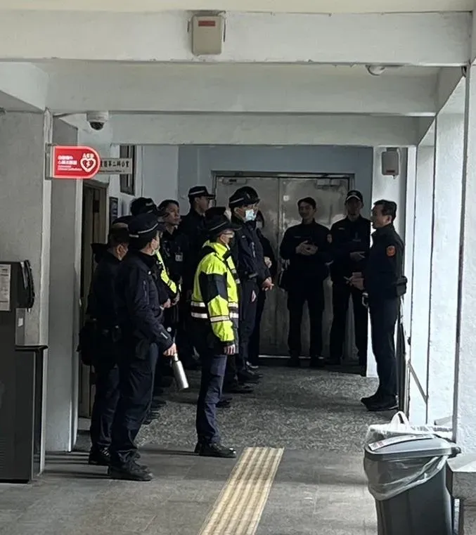 保六總隊警察手持金屬探測器。(圖/中天新聞)