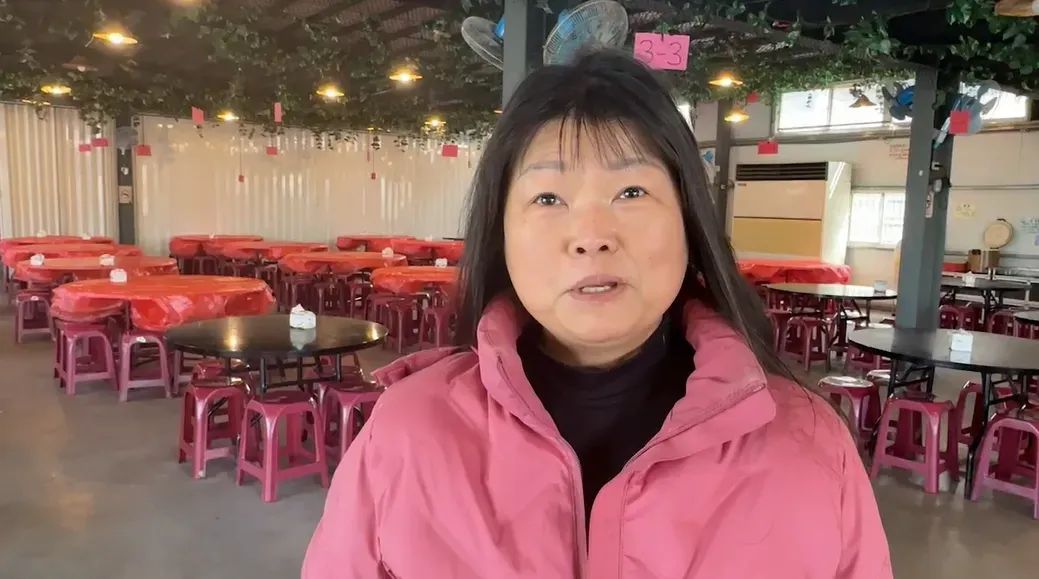 烤雞店業者林小姐說未來餐飲業若禁用胡椒粉,會選擇用豆腐乳替代。(圖/中天新聞)