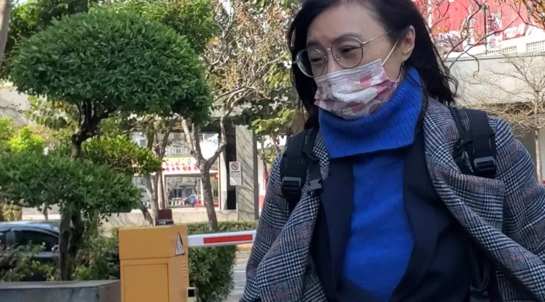 黃嘉千今天仍由律師賴芳玉代為出庭。（圖／記者程正邦攝）