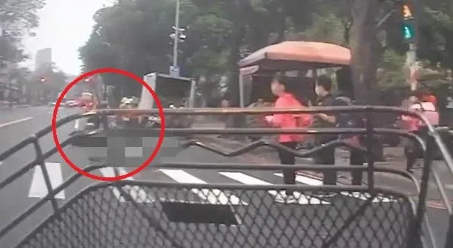 洪姓少年沒有停讓過馬路的學童,雙雙摔倒受傷。(圖/翻攝WoWtchout—地圖型行車影像分享平台)