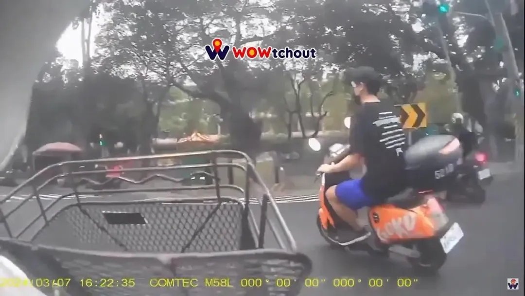 高雄市16歲洪姓少年沒戴安全帽騎微型電動車趴趴走。(圖/翻攝WoWtchout—地圖型行車影像分享平台)