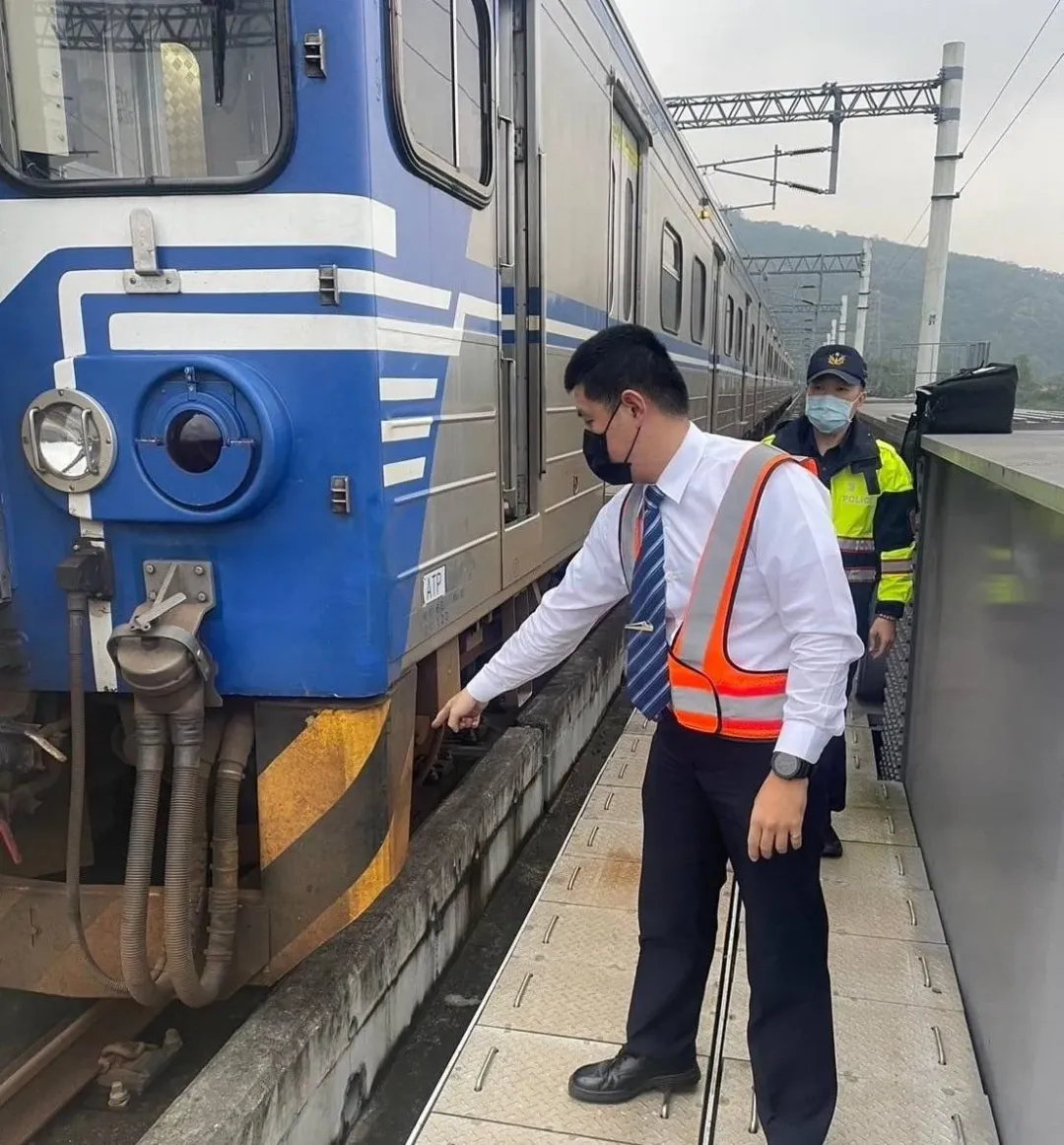撞到曹姓男子的4038次區間快車在現場整整停留了119分鐘。(圖/翻攝畫面)