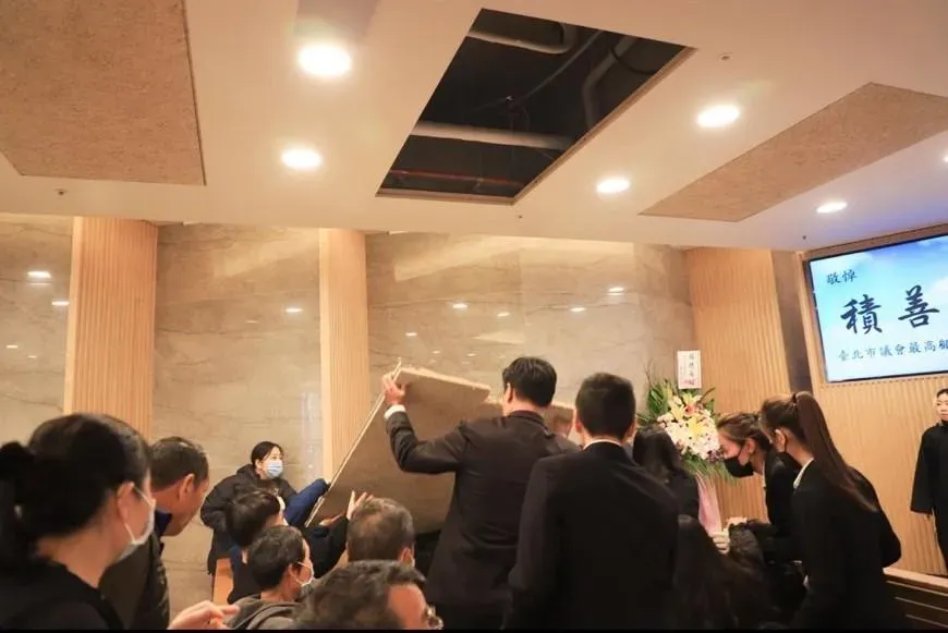 北市立第二殯儀館今天天花板突然墜落砸傷人。(圖/翻攝畫面)