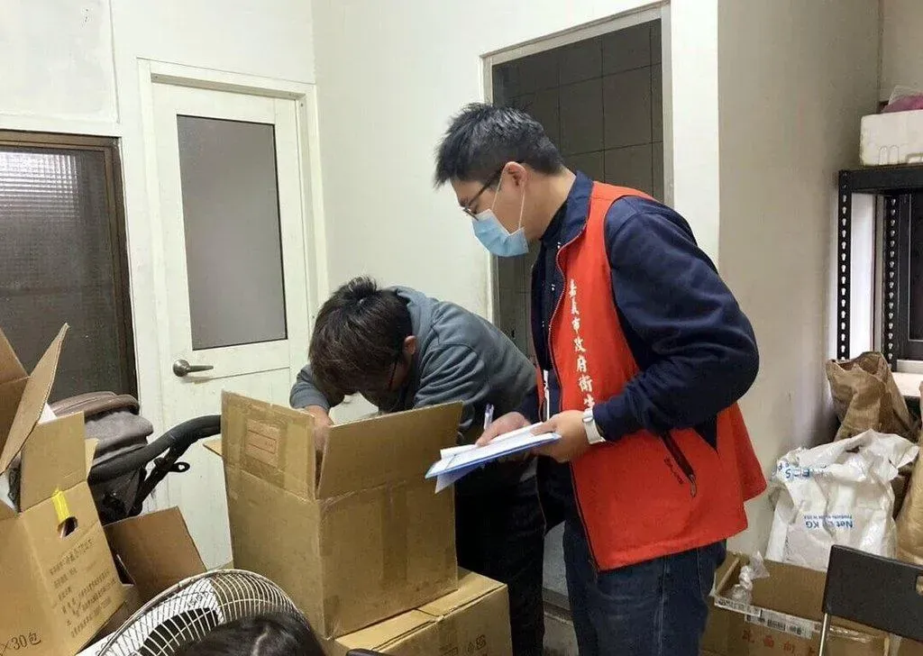 嘉義市衛生局最近追查含「蘇丹紅」成分的違規辣椒粉產品流向。(圖/嘉義市衛生局提供)