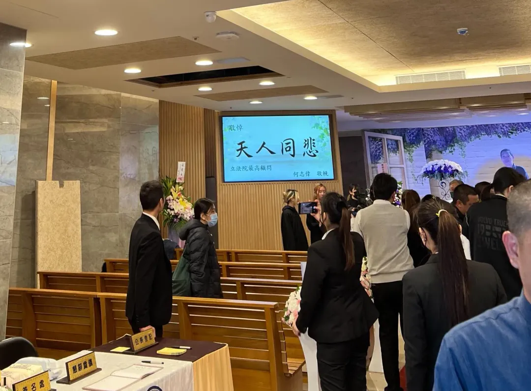 意外發生時正在舉行告別式,引起不小騷動。(圖/翻攝畫面)