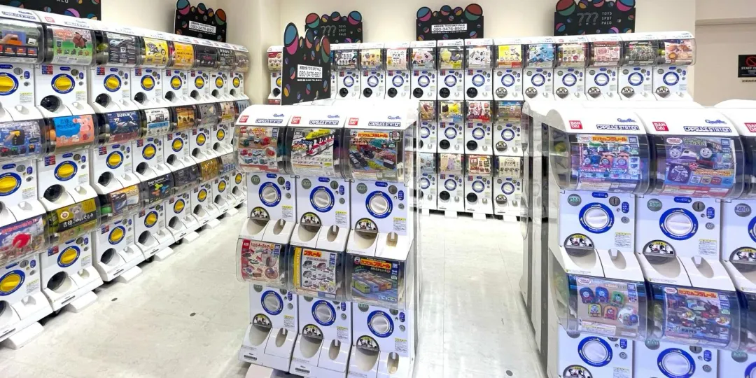 日本大阪大丸百貨的扭蛋區。(圖/大阪 心斎橋達人FB)