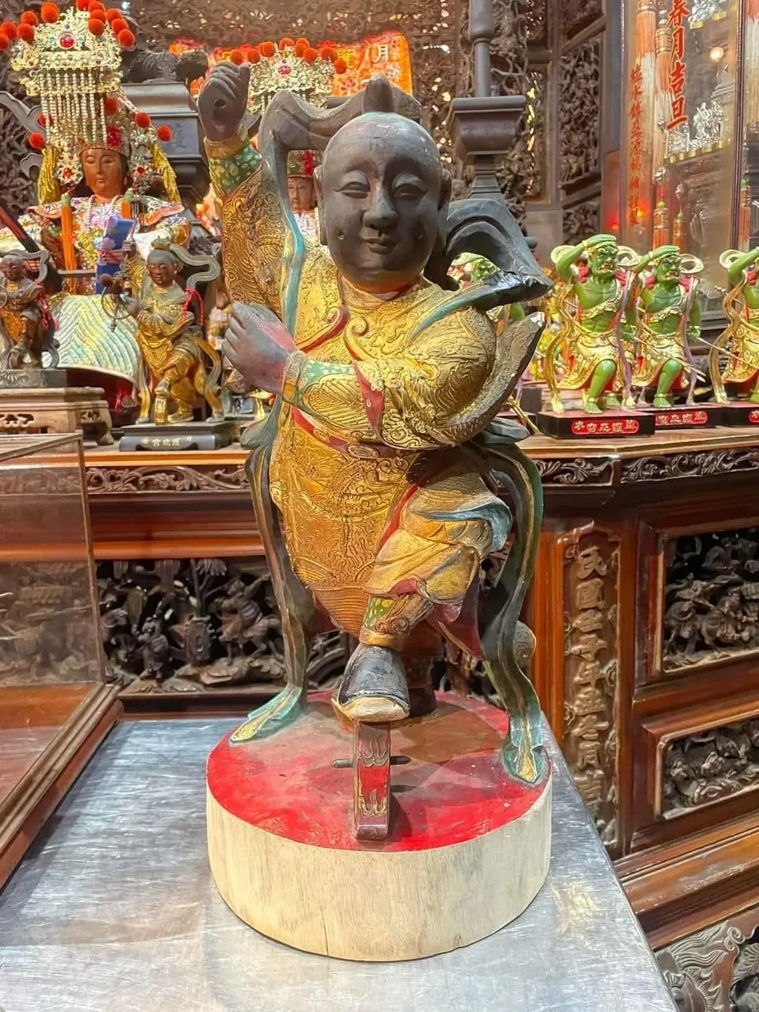 被偷走的太子爺神像底座「護庇宮」字樣被磨掉。（圖／翻攝月港護庇宮 湄洲天上聖母 粉絲團 ）