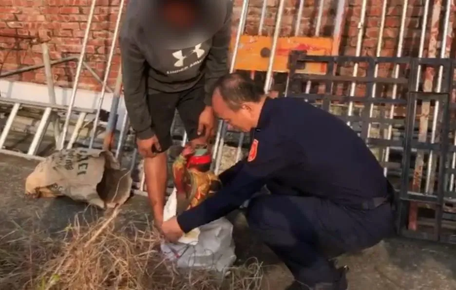 警方從布袋中救出太子爺，發現神像被紅布蒙住雙眼。（圖／翻攝畫面）