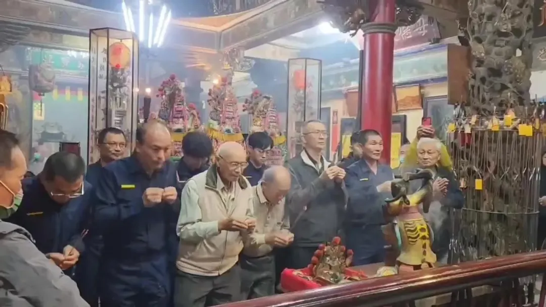 神像竊案迅速偵破，警方和廟方人員虔誠拜拜。（圖／翻攝畫面）