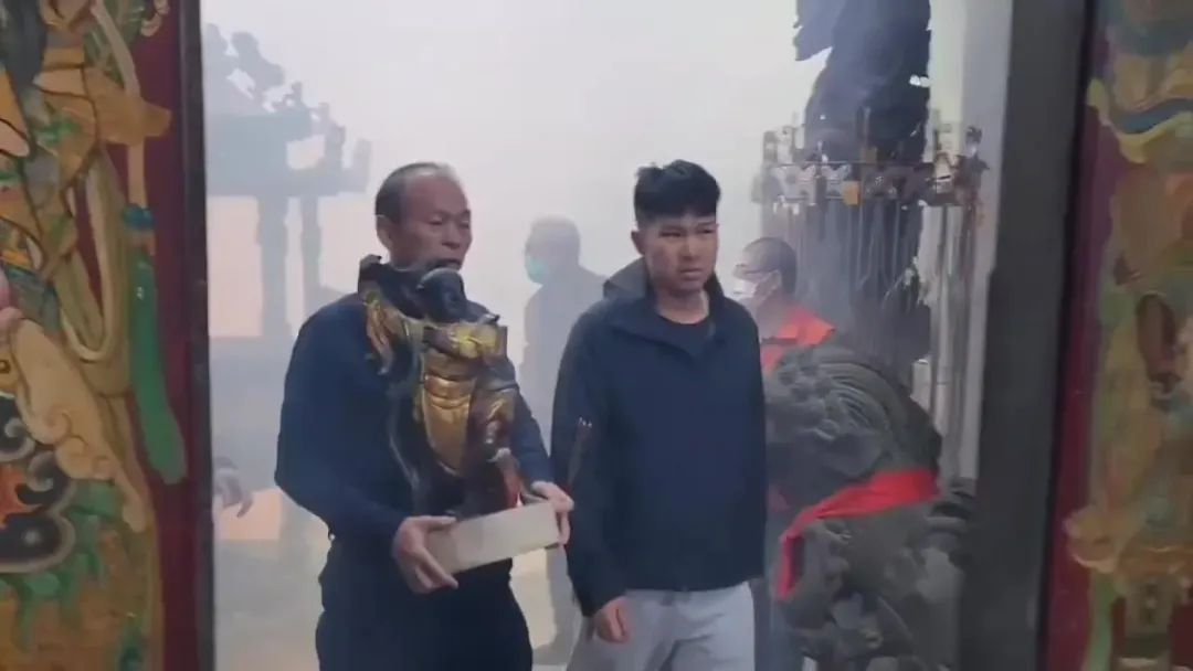 鹽水分駐所所長護送太子爺神像回護庇宮。（圖／翻攝畫面）