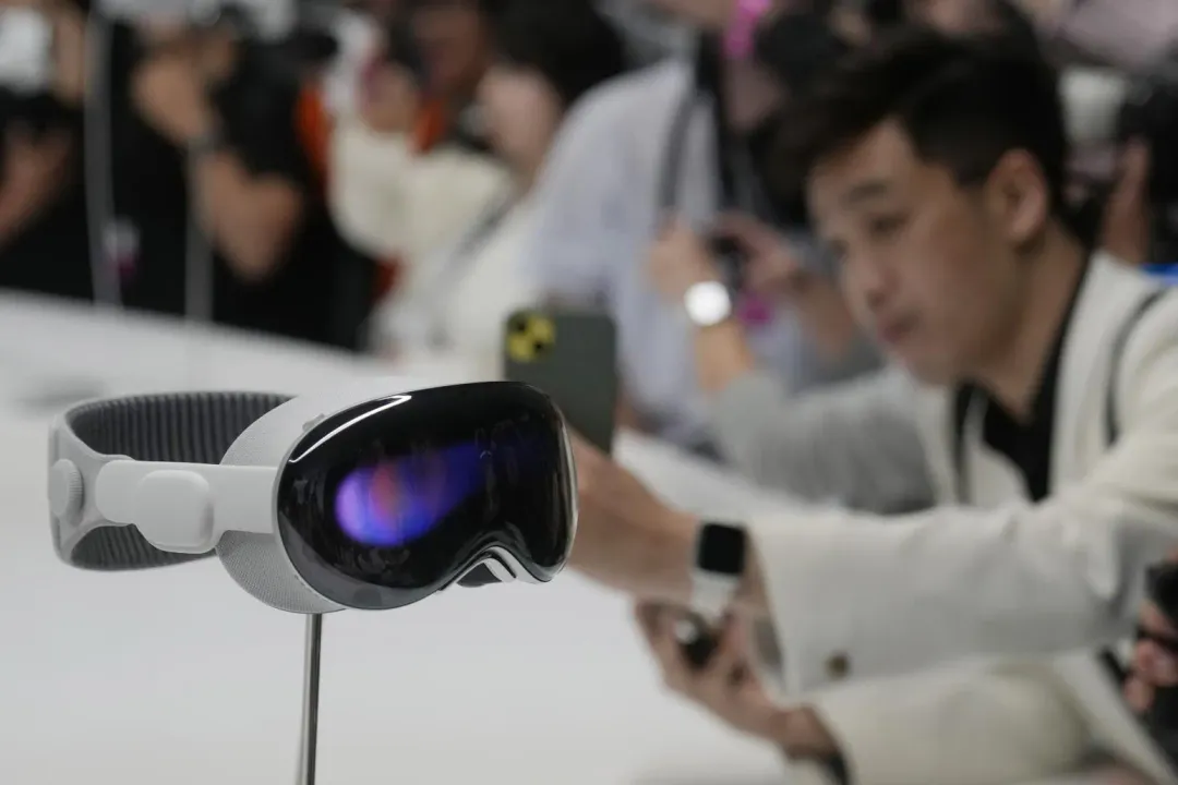 蘋果首款頭戴裝置Apple Vision Pro。(圖/美聯社)