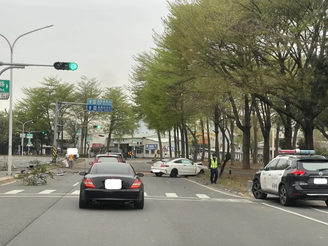 路面上散落汽車零件與毀損路燈及路樹。（圖／中天新聞）