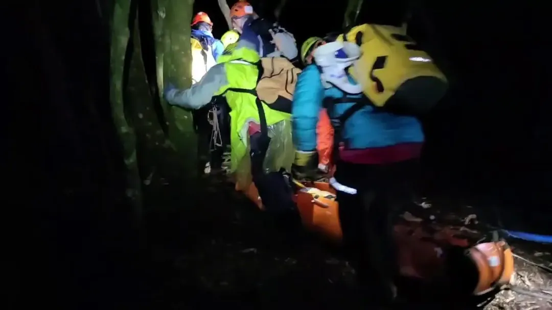 救難人員合力將周男大體搬運下山。（圖／翻攝畫面）
