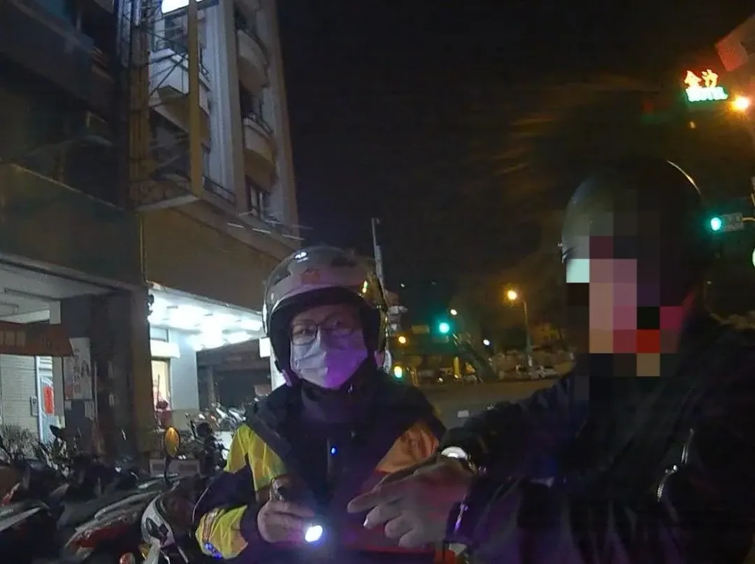 警方查驗身分，發現違規駕駛是強盜通緝犯。（圖／翻攝畫面）