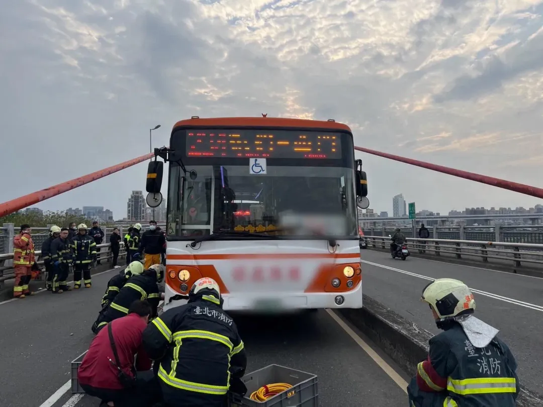 警消到場將蔡姓騎士從車抵救出時已明顯死亡。（圖／翻攝畫面）