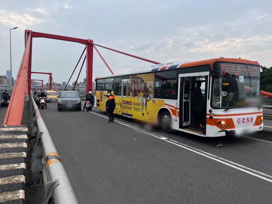 該起事故一度造成光復橋交通回堵。（圖／翻攝畫面）