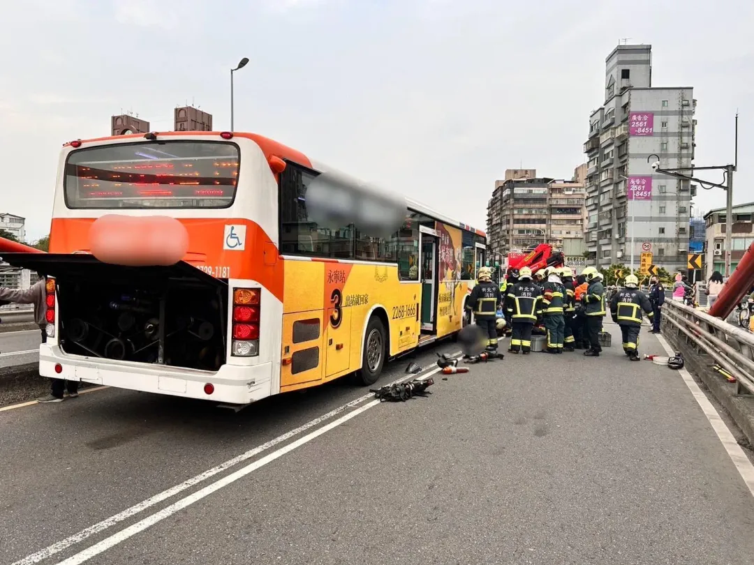 公車急煞造成車上老婦背痛送醫。（圖／翻攝畫面）