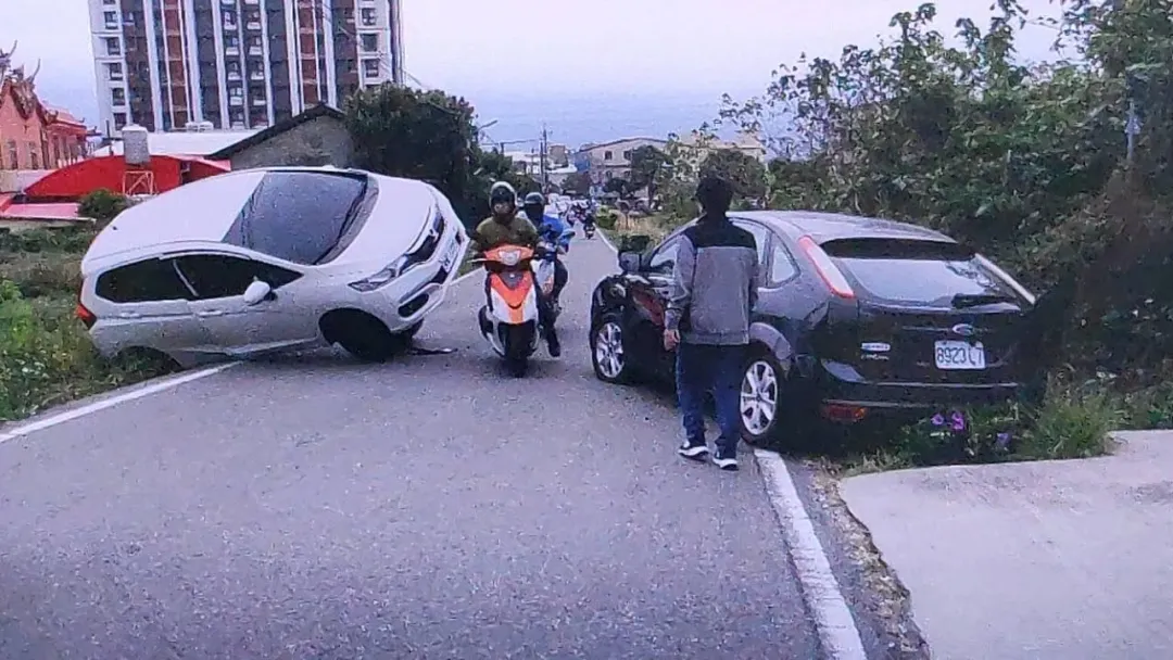 車禍現場一度造成交通回堵。(圖/翻攝畫面)