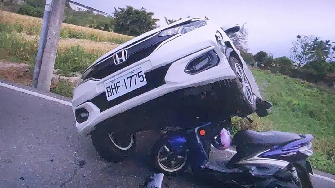 台中市大雅區交通事故,機車頂起白車讓網友嘖嘖稱奇。(圖/翻攝畫面)