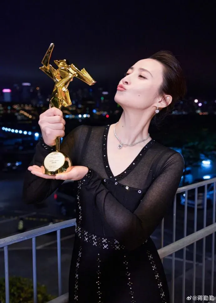 蔣勤勤脫穎而出拿下影后。(圖/微博)