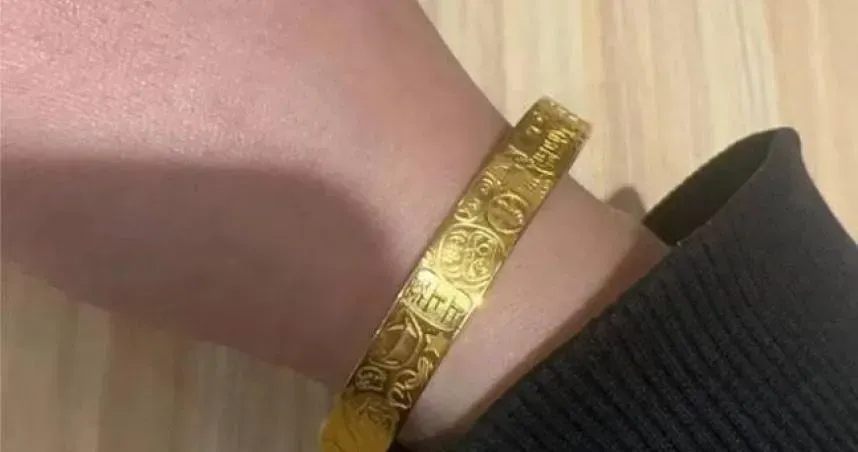 海一名人妻花了2萬人民幣買金手鐲,卻發現是仿冒品。(圖/翻攝上觀新聞)