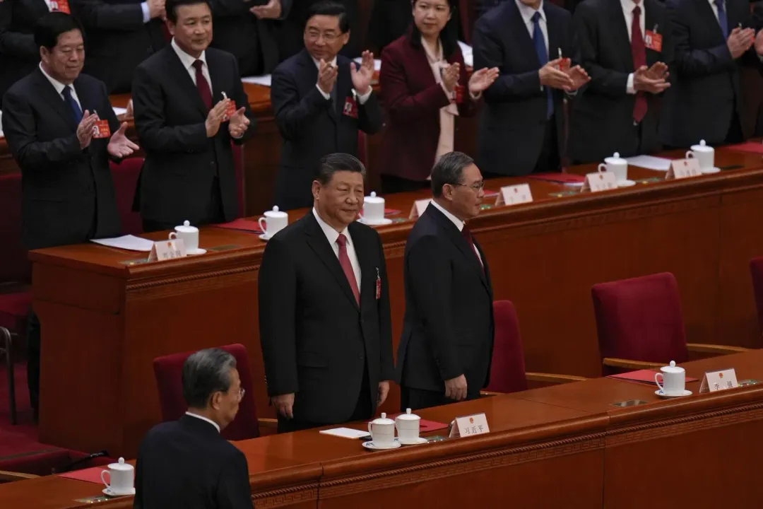 大陸國家主席習近平（左）、總理李強（右）等國家領導人出席人大閉幕會。（圖／美聯社）